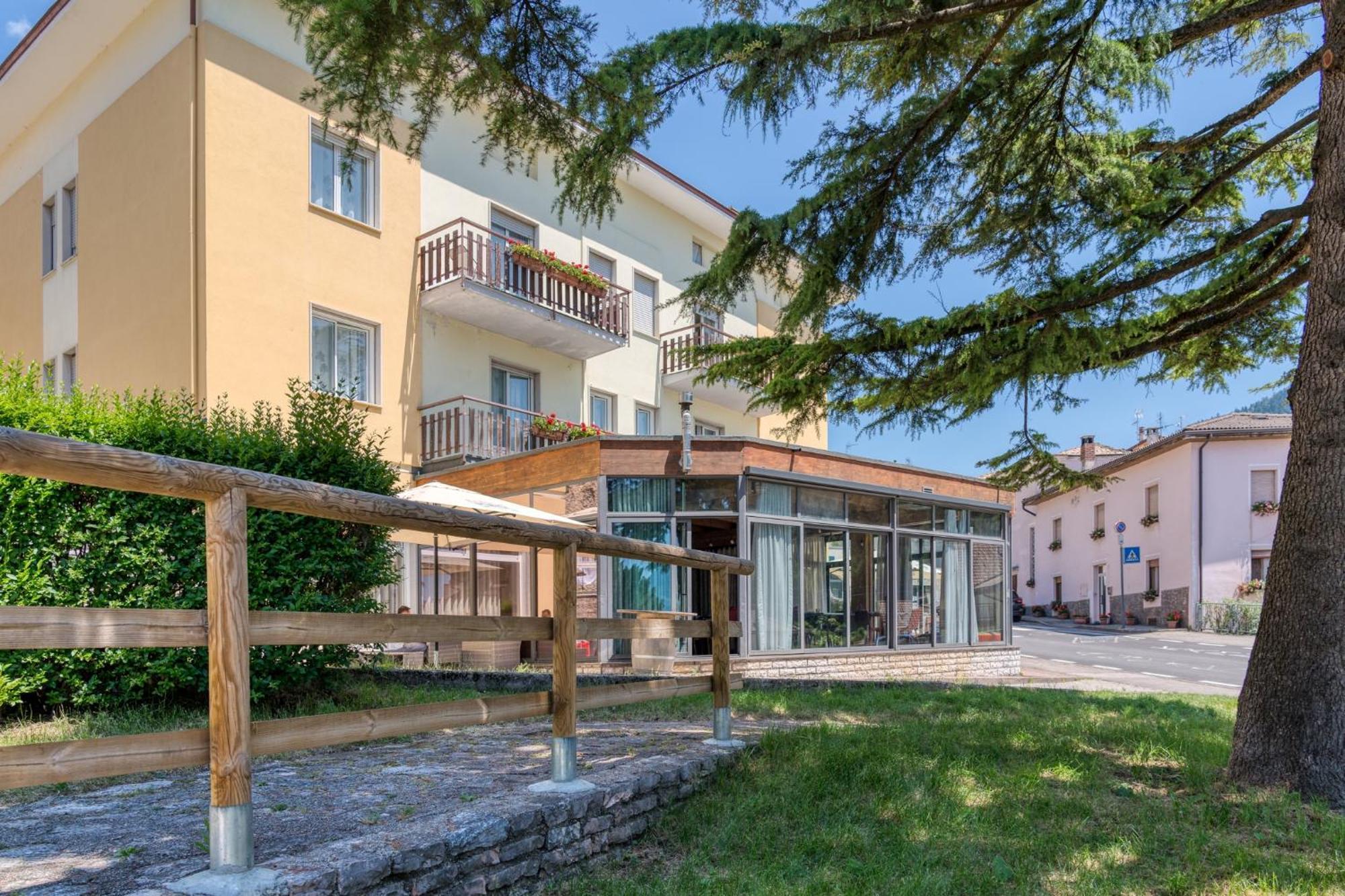 Hotel Martinelli Ronzo-Chienis Bagian luar foto