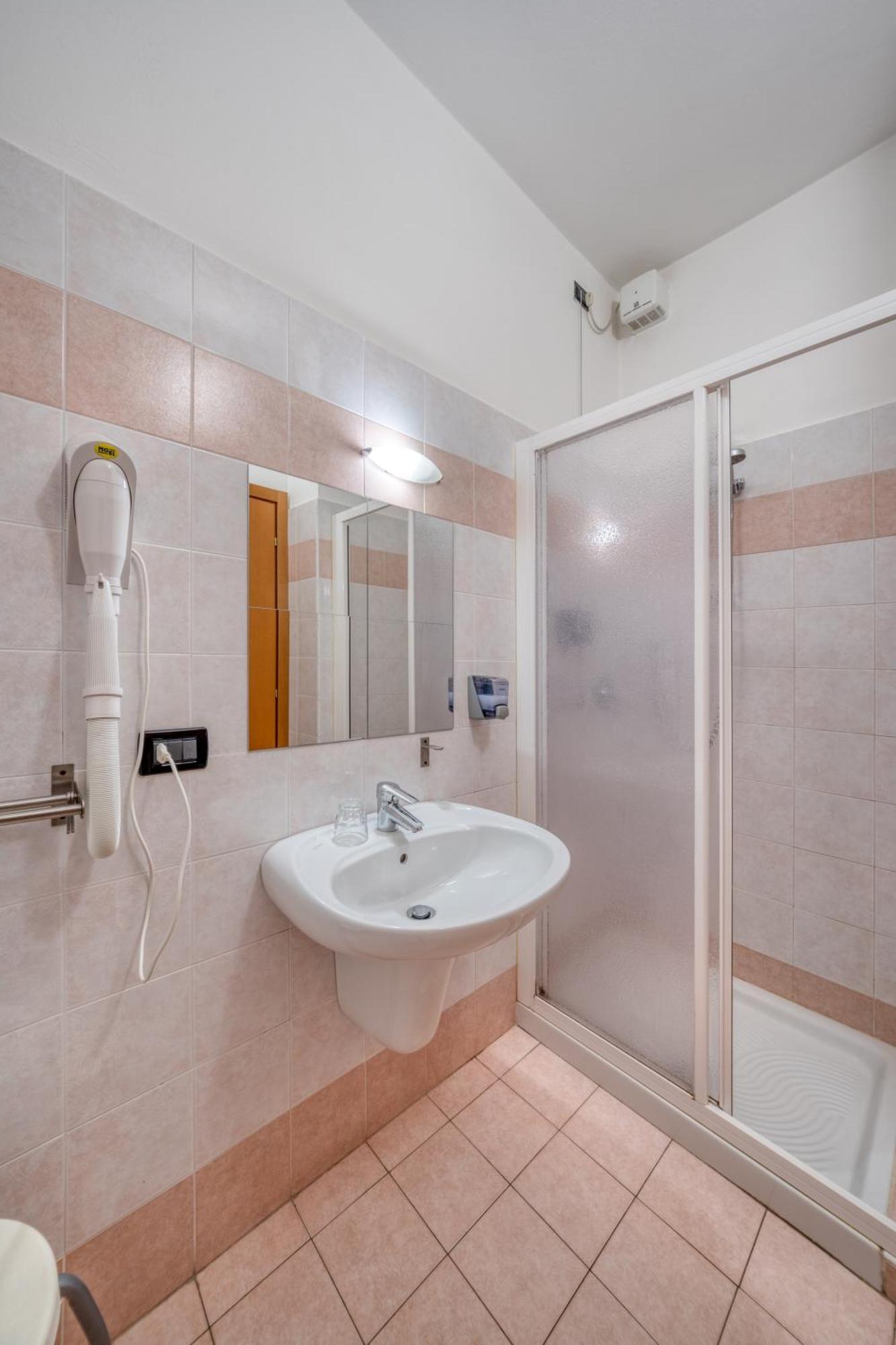 Hotel Martinelli Ronzo-Chienis Ruang foto