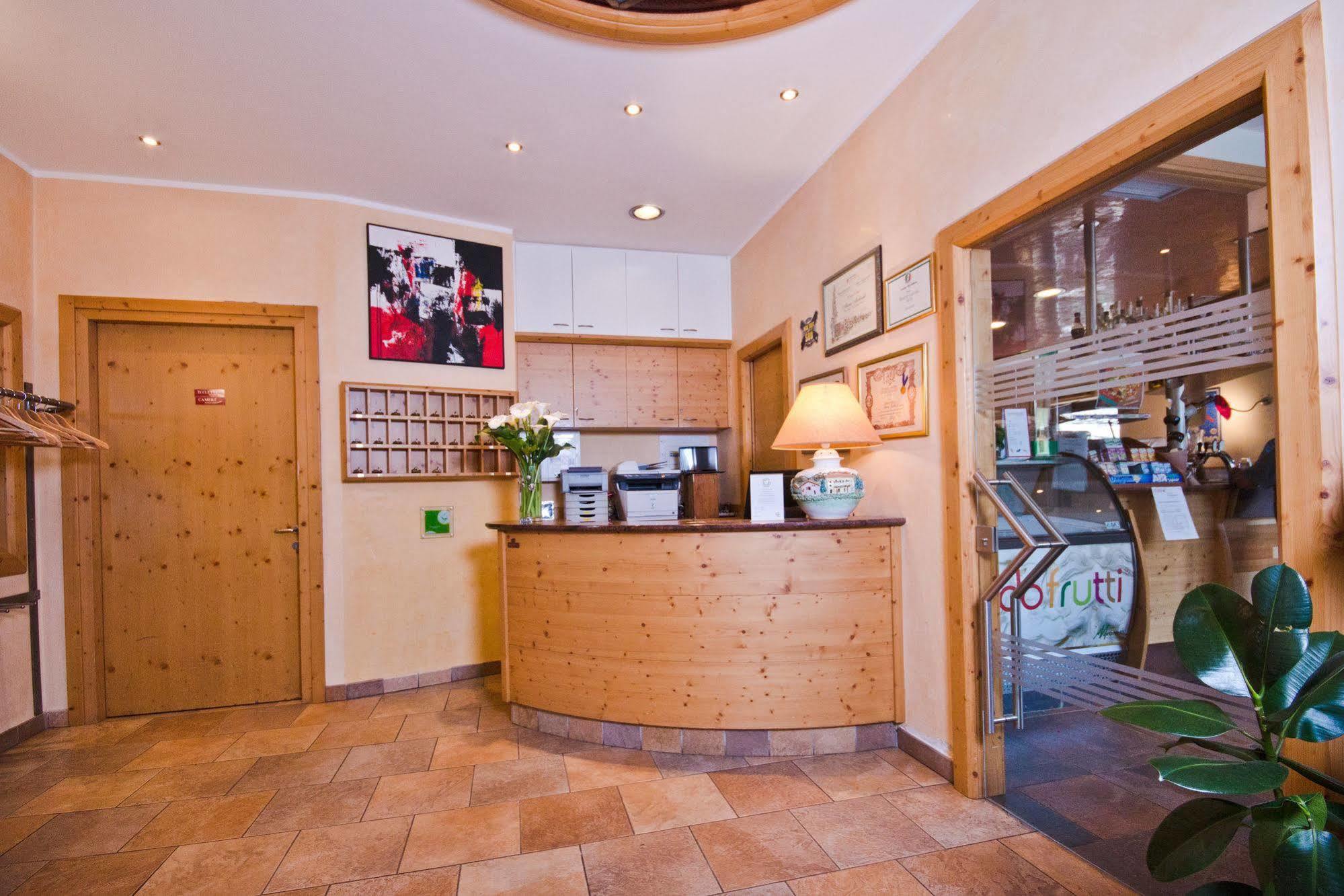 Hotel Martinelli Ronzo-Chienis Bagian luar foto